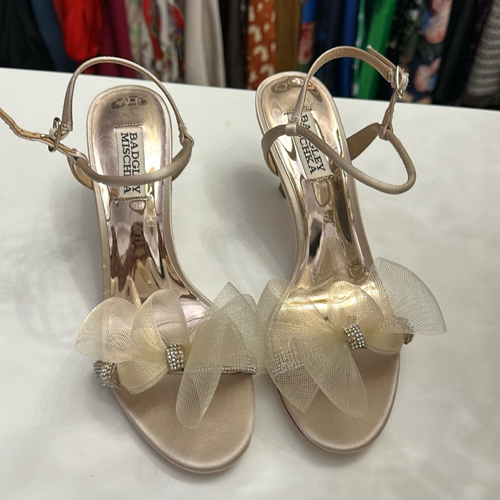 Brand new badgley mischka bow heels